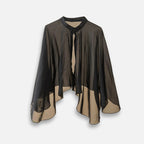 Cape poncho femme noire et beige col montant avec bouton perle, vue de face