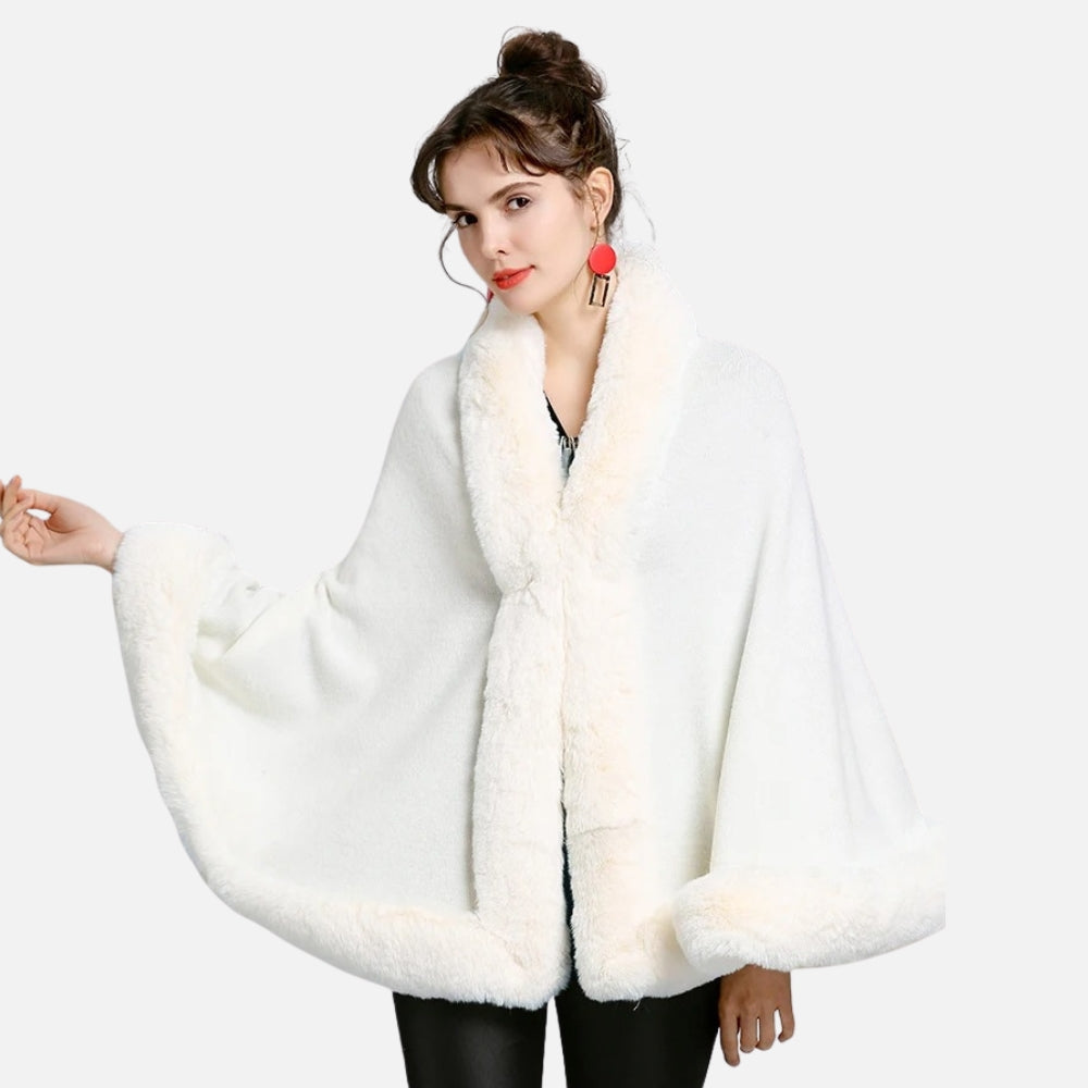 Femme portant cape poncho blanc coton avec bordure fausse fourrure, vue de face