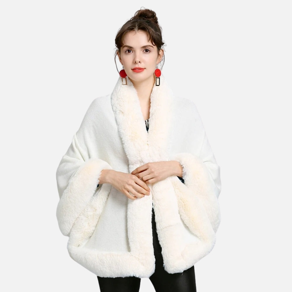 Femme portant cape poncho blanc coton avec bordure fausse fourrure, vue de face