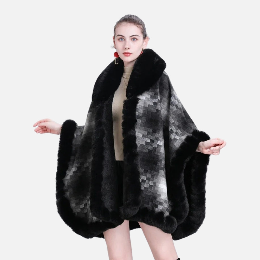 Femme portant cape poncho coton noir avec bordure fourrure col châle hiver, vue de face