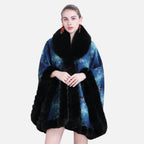 Femme portant cape poncho coton bleu carreaux avec bordure fourrure noire et col châle