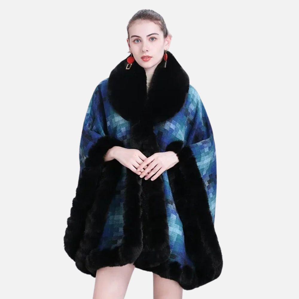 Femme portant cape poncho coton bleu carreaux avec bordure fourrure noire et col châle