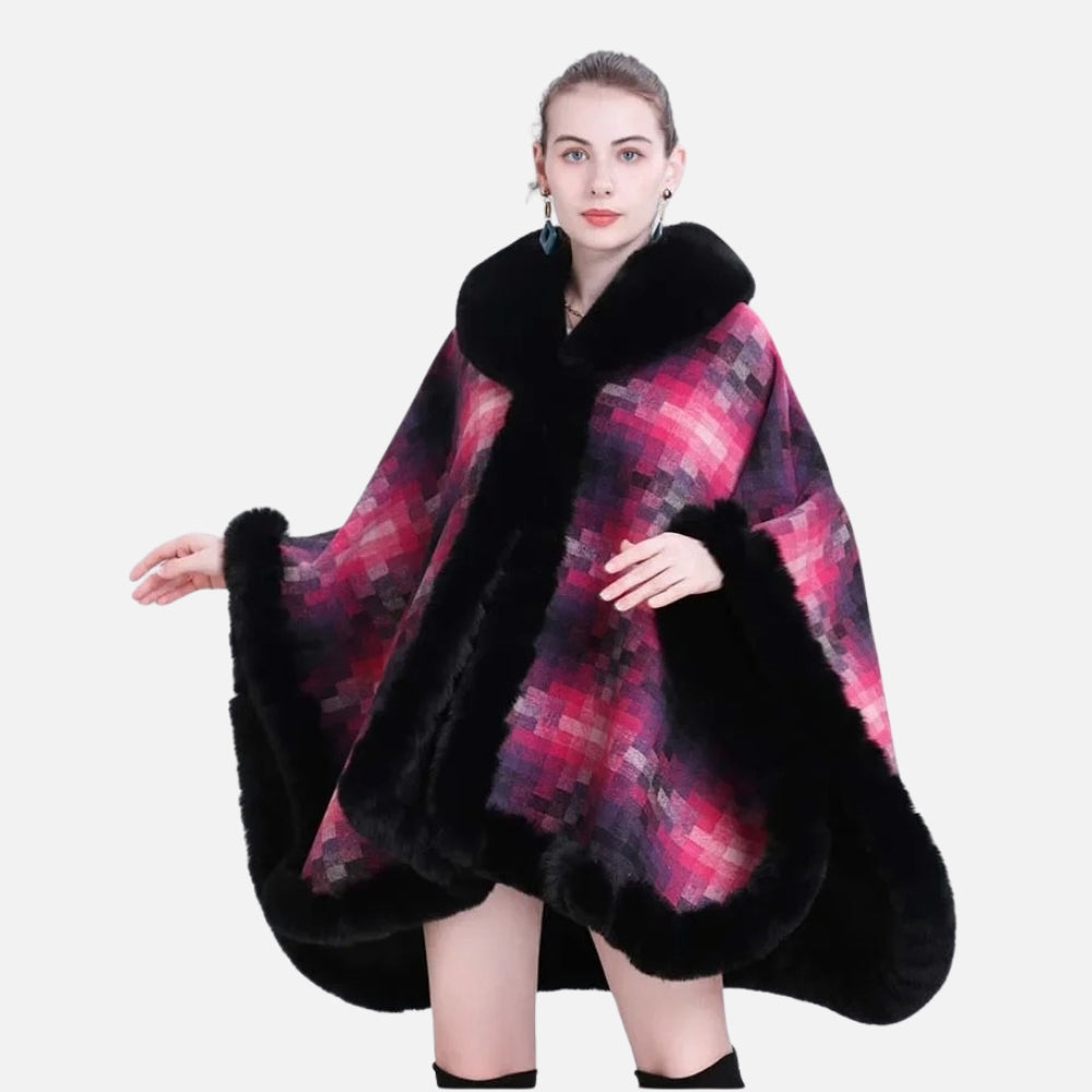 Femme portant cape poncho coton rose fuchsia carreaux bordure fourrure noire col châle