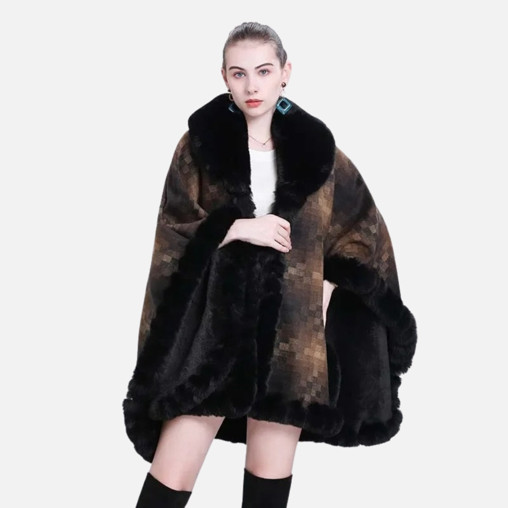 Femme portant cape poncho coton marron noir fourrure col châle hiver vue de face