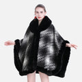 Femme portant cape poncho coton gris chiné bordure fourrure noire col châle hiver
