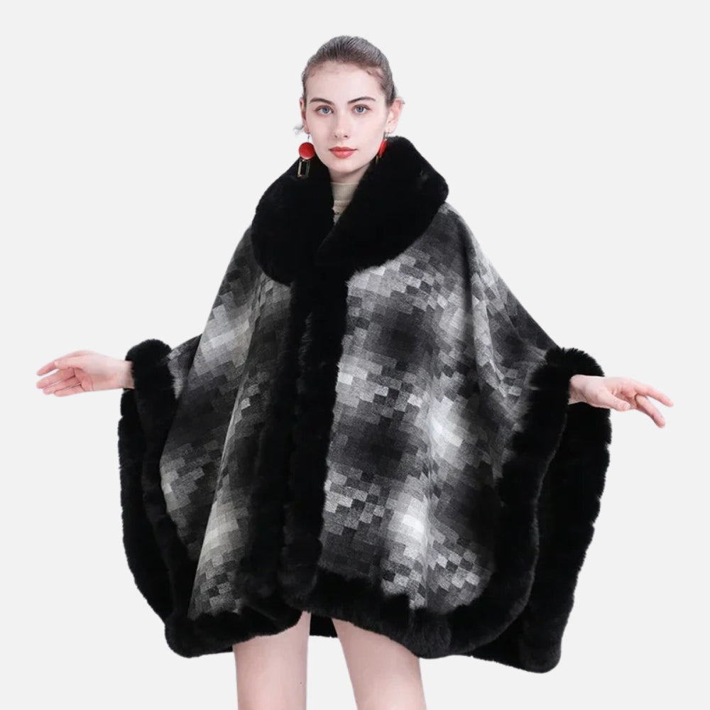 Femme portant cape poncho coton gris chiné bordure fourrure noire col châle hiver