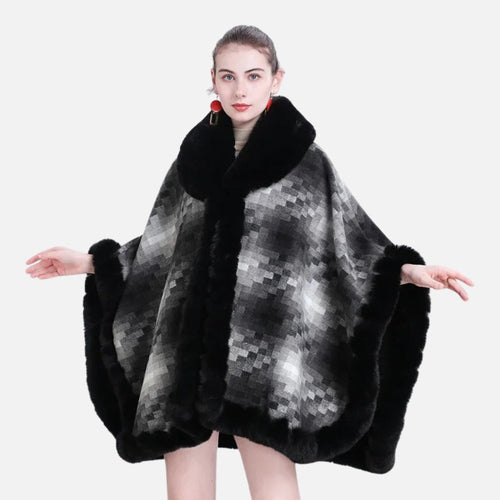 Femme portant cape poncho coton gris chiné bordure fourrure noire col châle hiver