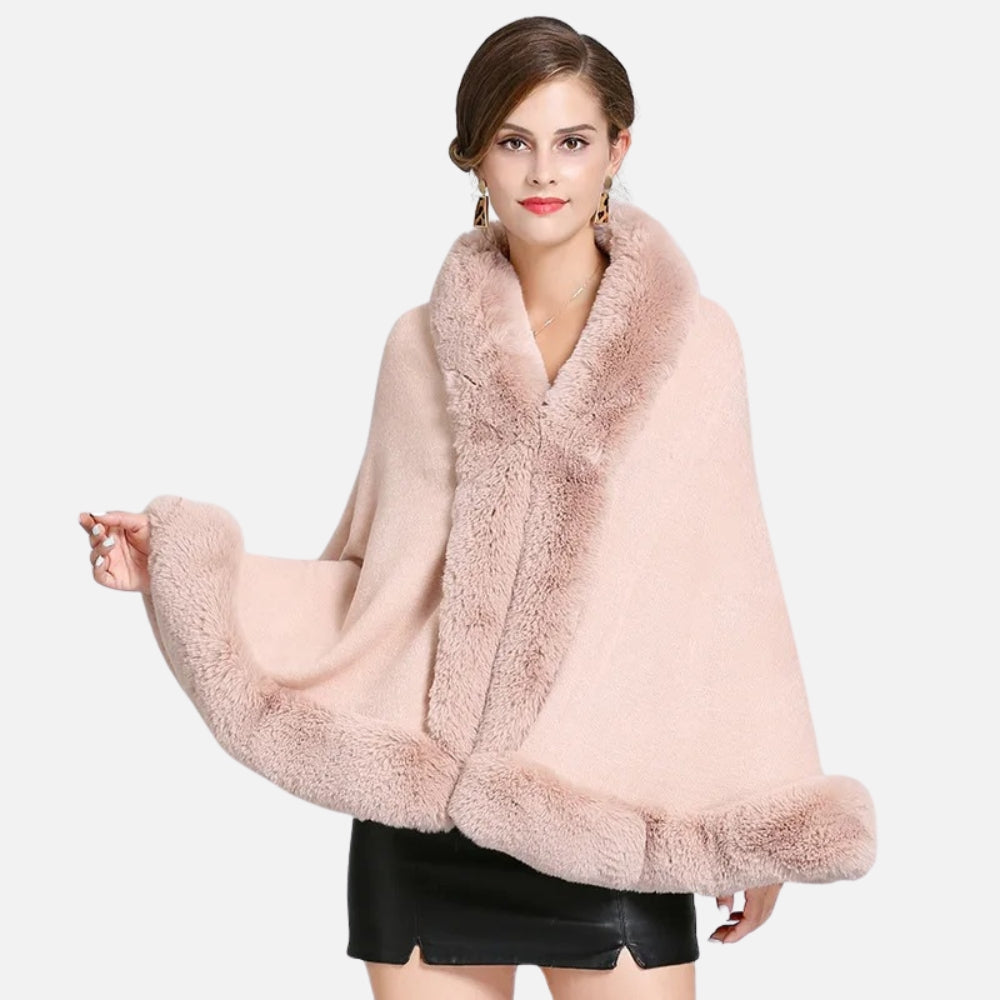Cape poncho femme rose pâle coton avec bordure fourrure col châle, portée de face