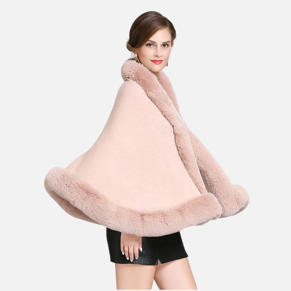 Cape poncho femme coton rose avec bordure fourrure, portée de dos, col châle
