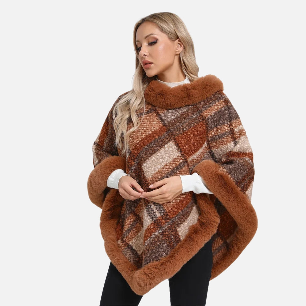 Femme portant cape poncho coton carreaux marron beige avec bordure fourrure