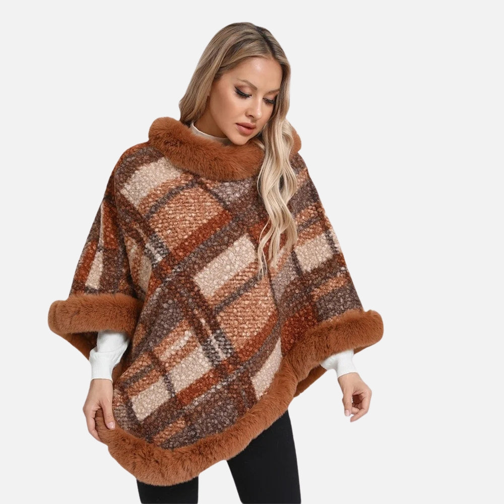 Femme portant cape poncho coton carreaux marron beige bordure fourrure vue de face