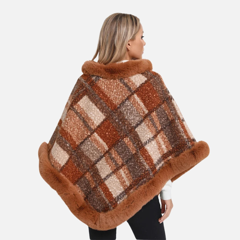 Cape poncho femme carreaux marron beige bordure fourrure vue dos portée