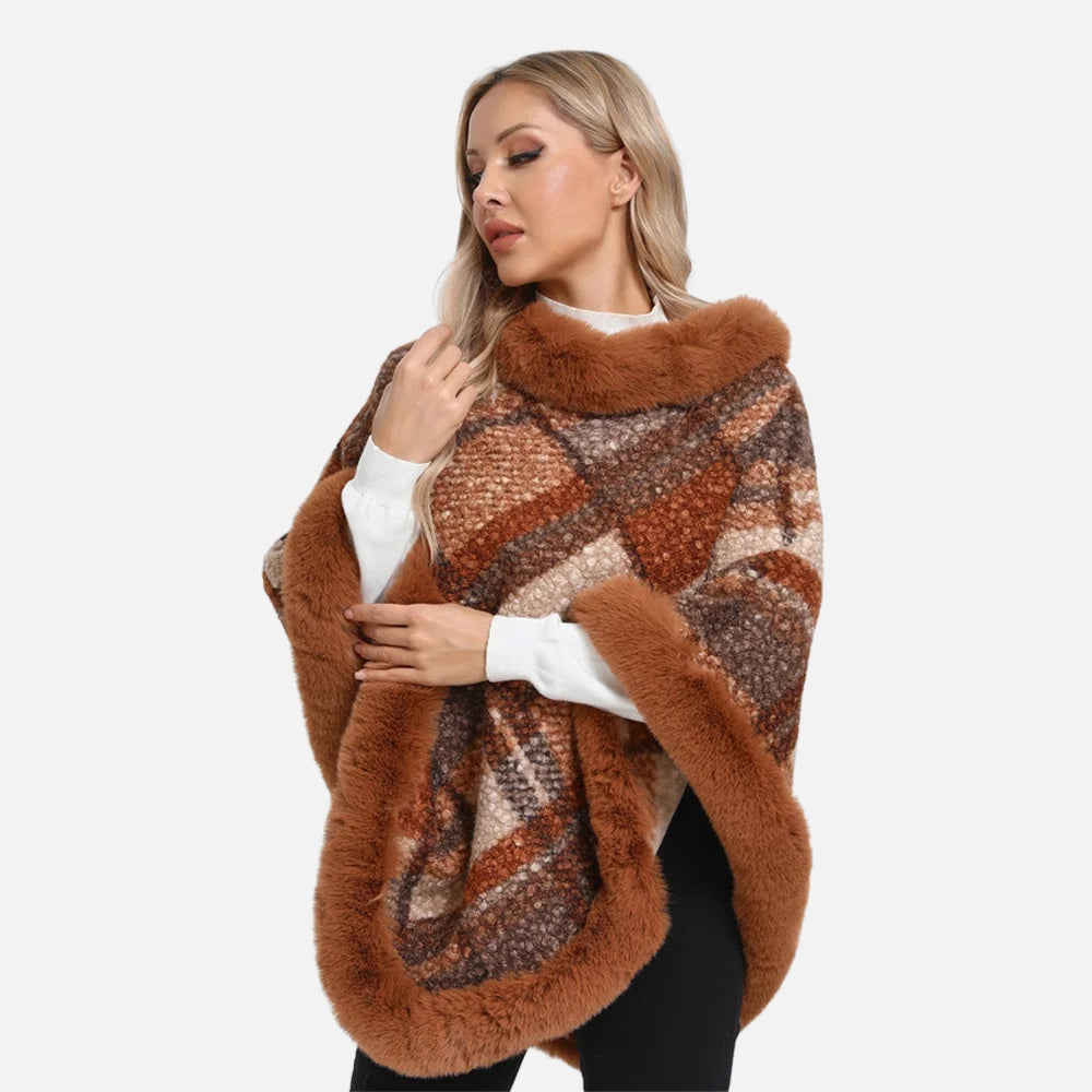 Femme portant cape poncho carreaux marron bordeaux fourrure col roulé blanc