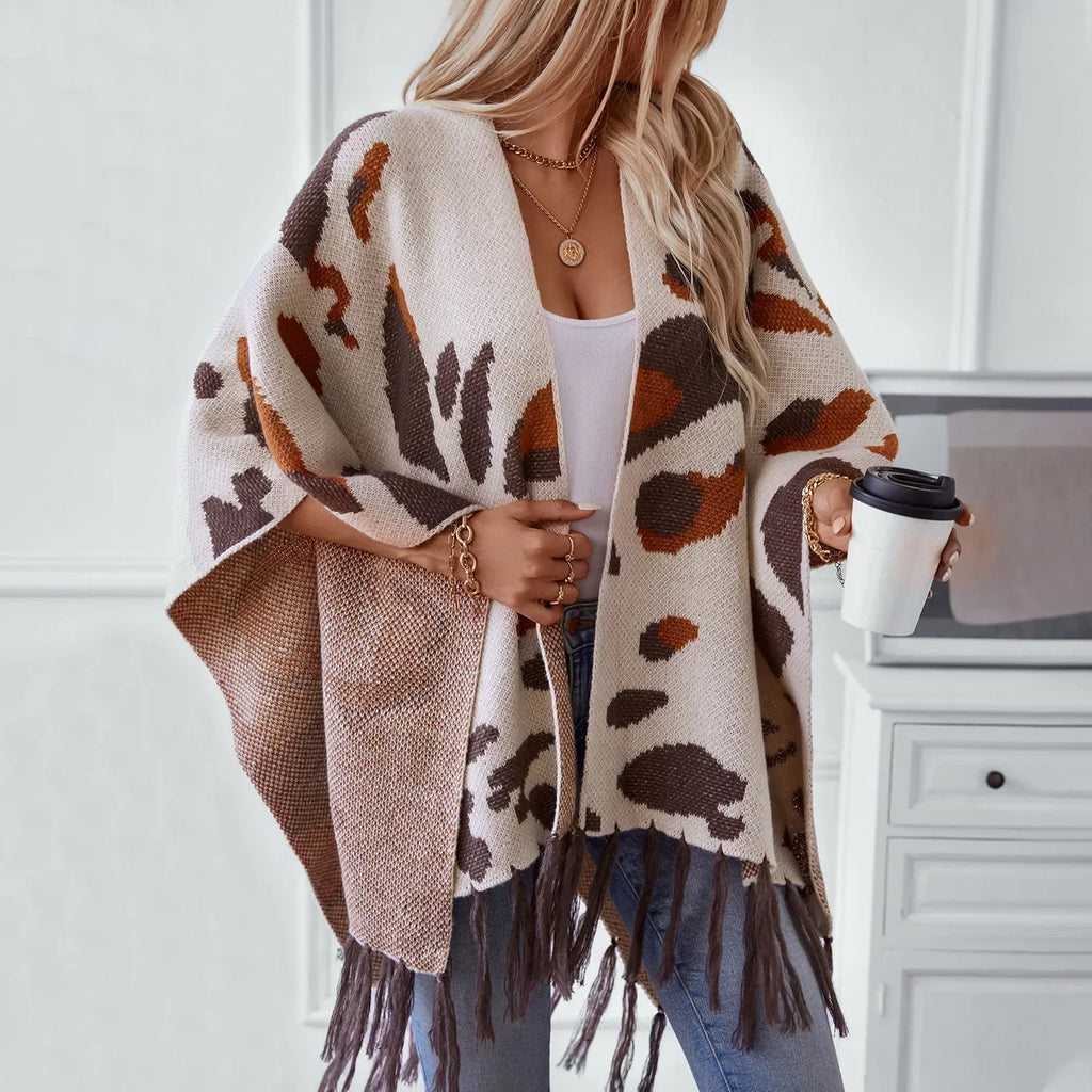 Femme portant cape poncho léopard beige marron franges, vue de dos, avec café