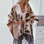 Femme portant cape poncho léopard beige marron franges, vue de dos, avec café
