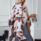 Femme portant cape poncho léopard beige marron franges vue de dos jeans