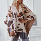 Cape poncho femme léopard marron beige franges, portée de face avec jeans bleu