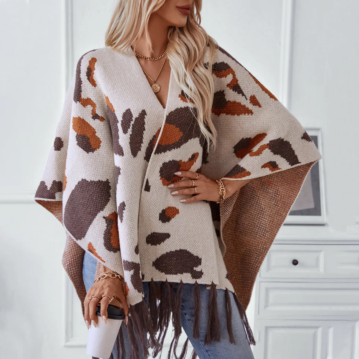 Cape poncho femme léopard marron beige franges, portée de face avec jeans bleu