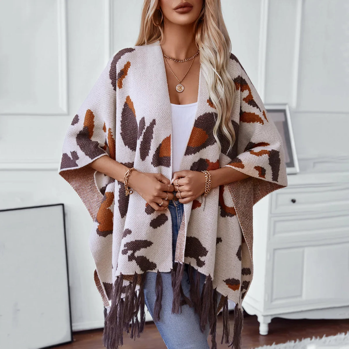 Cape poncho femme léopard beige marron franges ouverte sans manches portée