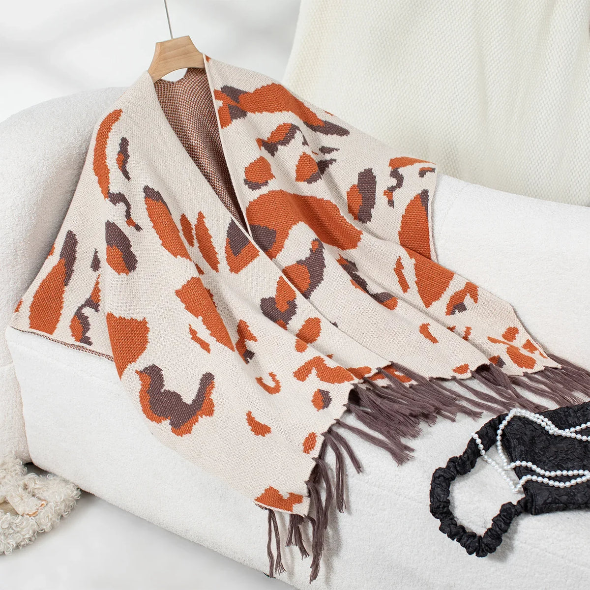 Cape poncho femme ouverte sans manches motif léopard orange marron franges