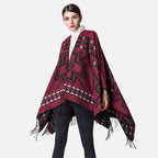 Cape poncho femme bordeaux motifs croix mexicaine franges noires portée de face