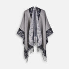 Cape poncho femme grise avec motifs floraux noirs, franges et détails en dentelle