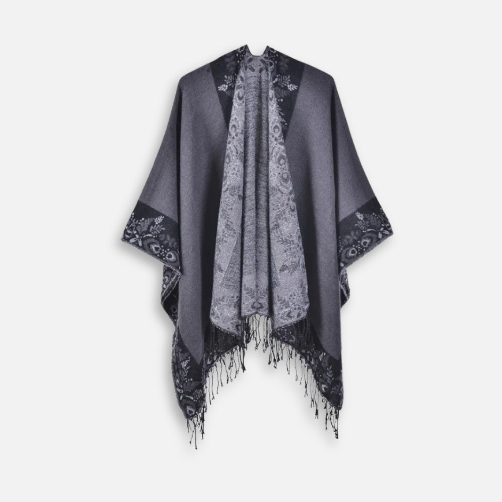 Cape poncho femme grise avec motifs floraux, franges, vue de face sur fond blanc
