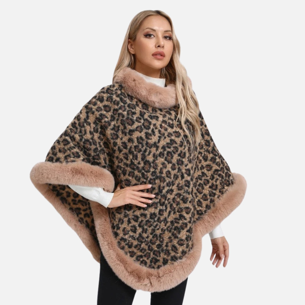 Cape poncho femme léopard col roulé fausse fourrure beige portée de face