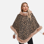 Femme portant cape poncho léopard beige noir col fausse fourrure bordeaux