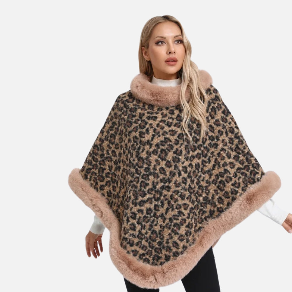 Femme portant cape poncho léopard beige noir col fausse fourrure bordeaux
