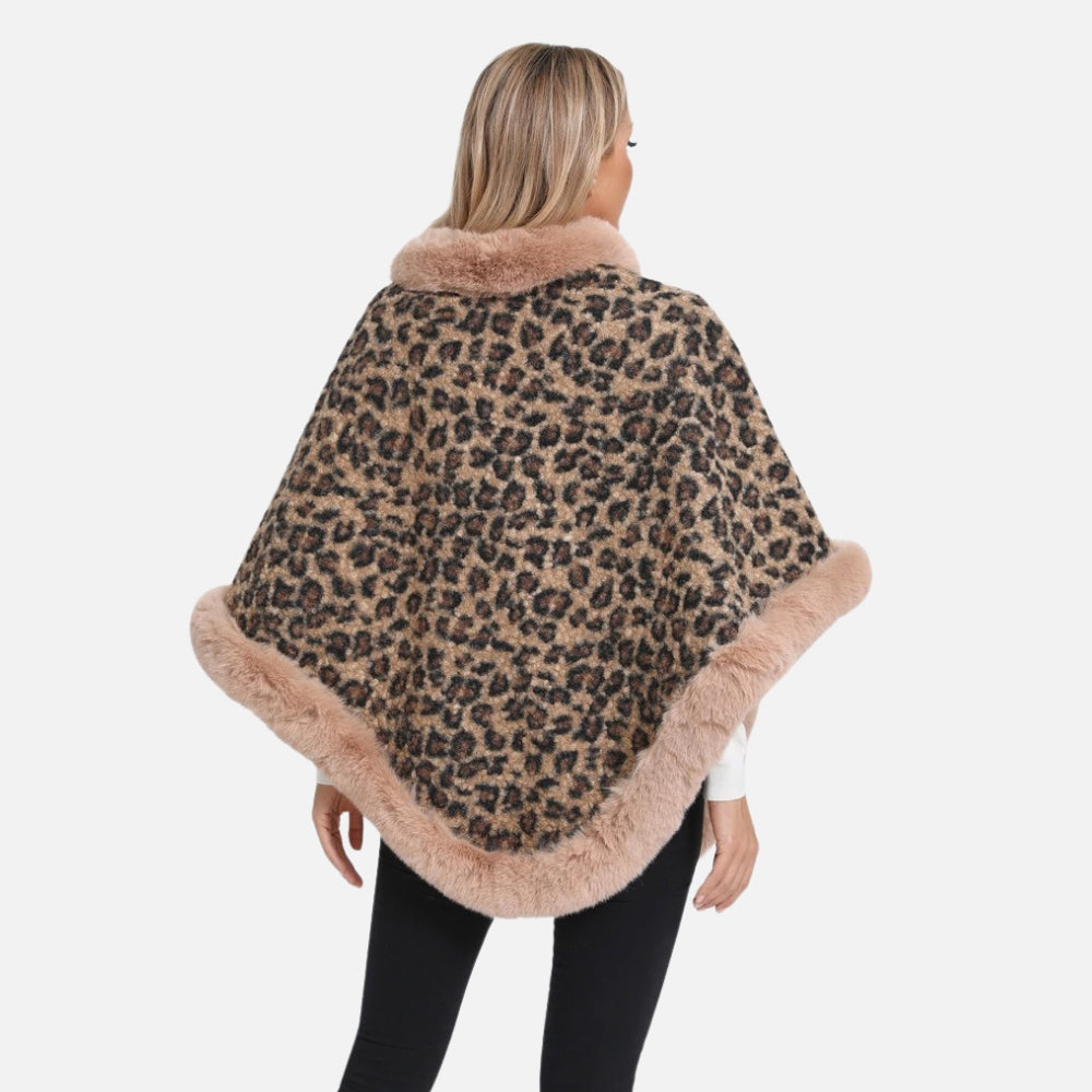 Femme portant cape poncho léopard avec col fausse fourrure beige vue de dos