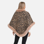 Femme portant cape poncho léopard avec col fausse fourrure beige vue de dos