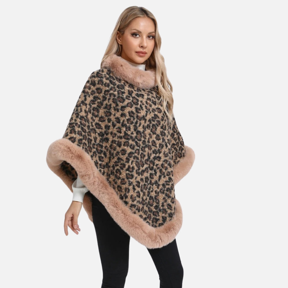 Cape poncho léopard femme avec col et bordure fausse fourrure beige portée de dos