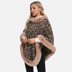 Cape poncho femme léopard beige noir col bordure fausse fourrure camel portée