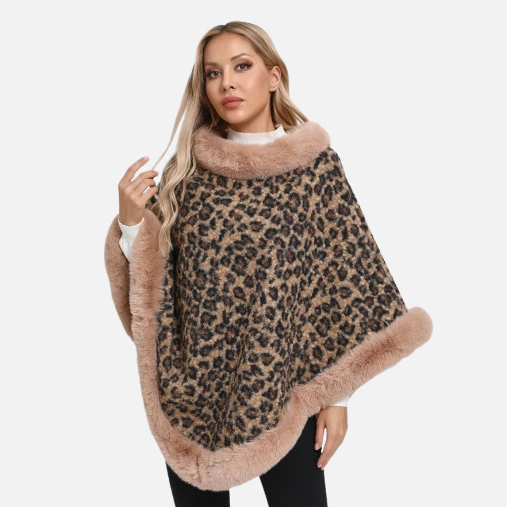 Cape poncho femme léopard avec col et bordures fausse fourrure beige, portée de face