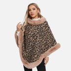 Cape poncho femme léopard avec col et bordures fausse fourrure beige, portée de face
