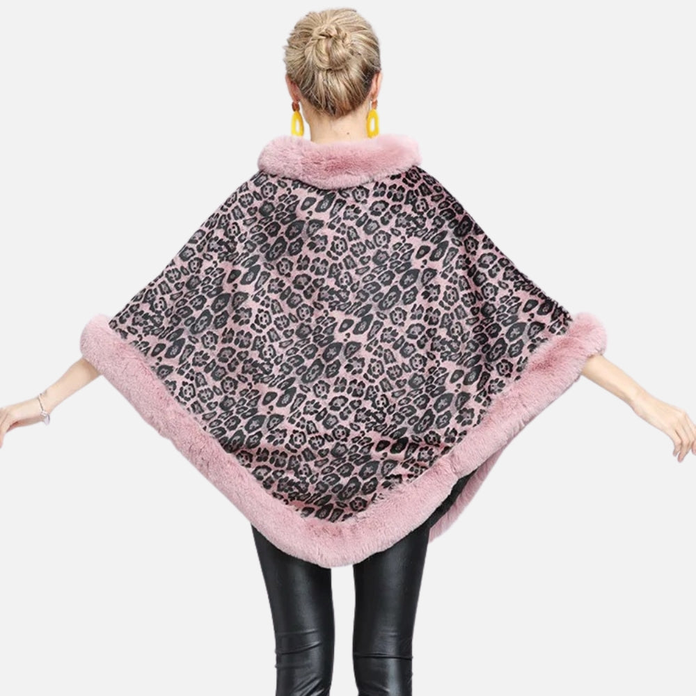 Cape poncho femme léopard gris rose fourrure col bordure, vue de dos portée