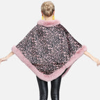 Cape poncho femme léopard gris rose fourrure col bordure, vue de dos portée