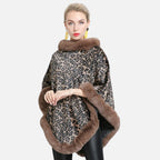 Femme portant une cape poncho léopard avec col et bordure en fourrure marron