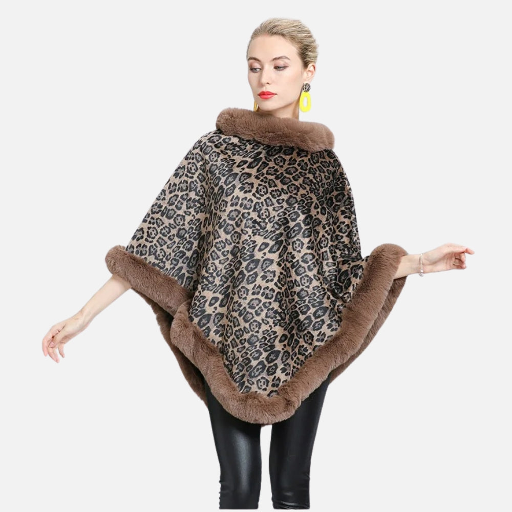 Femme portant cape poncho léopard marron avec col et bordure fourrure, vue de dos