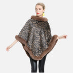 Femme portant cape poncho léopard marron avec col et bordure fourrure, vue de dos