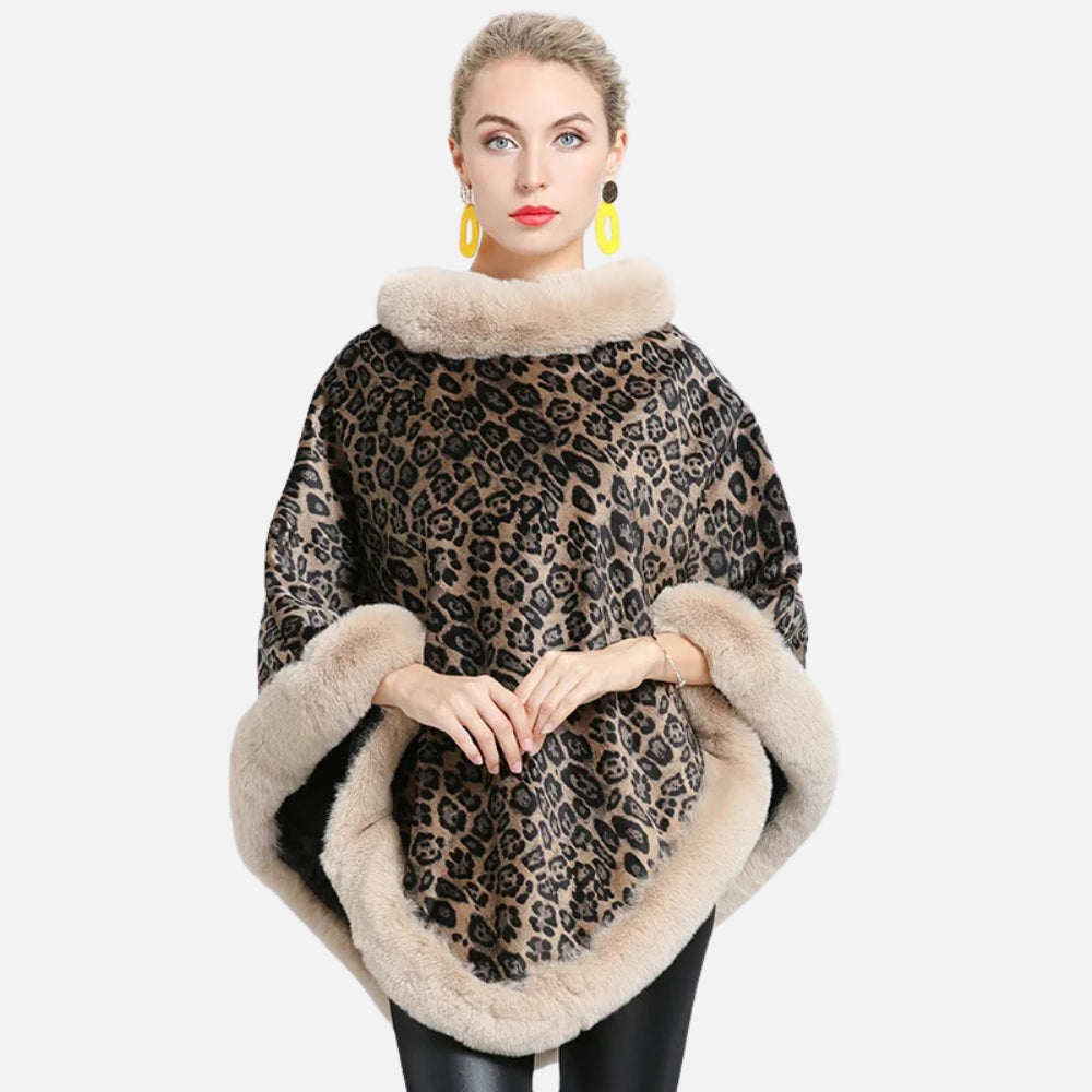 Femme portant cape poncho léopard beige noir col fourrure crème boucles d'oreilles jaunes