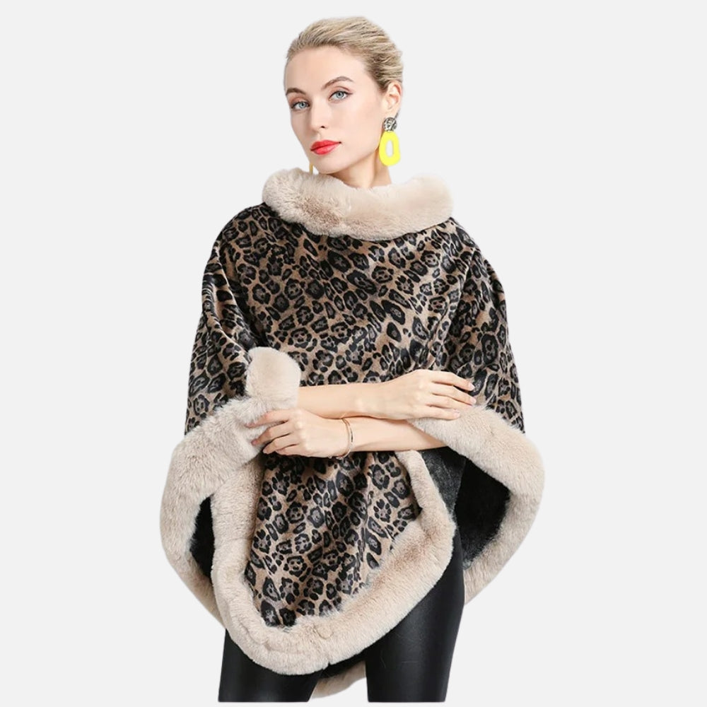 Cape poncho léopard femme col fourrure beige, portée de face sur fond blanc