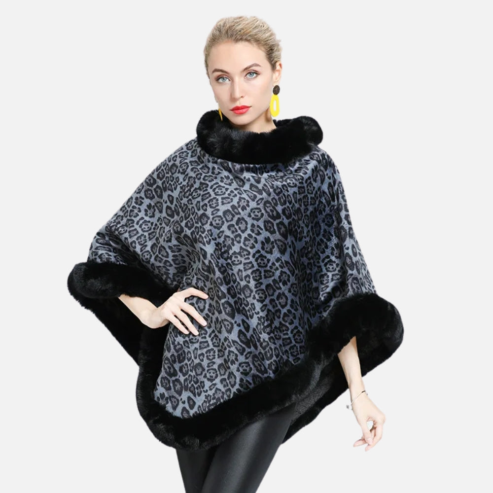 Cape poncho femme léopard gris noir col fourrure noire, portée de face avec détails visibles