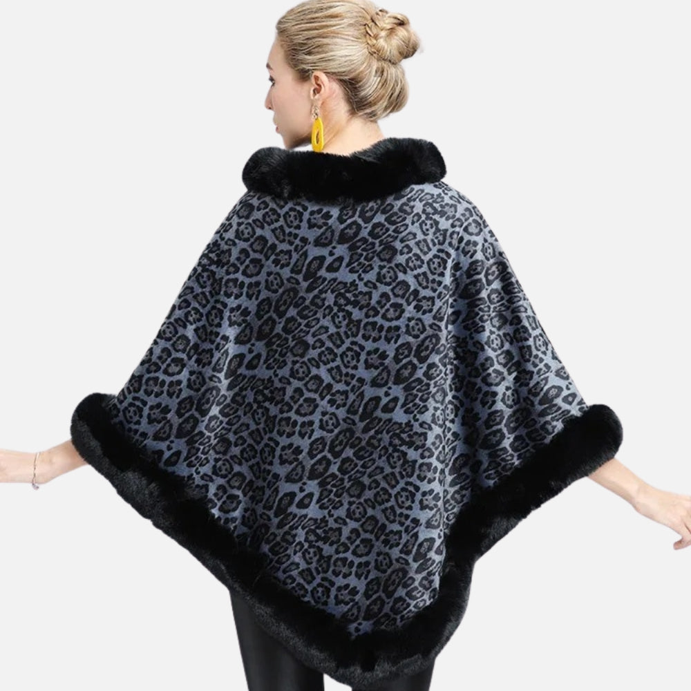 Cape poncho femme léopard gris noir, col et bordure fourrure noire, vue de dos portée