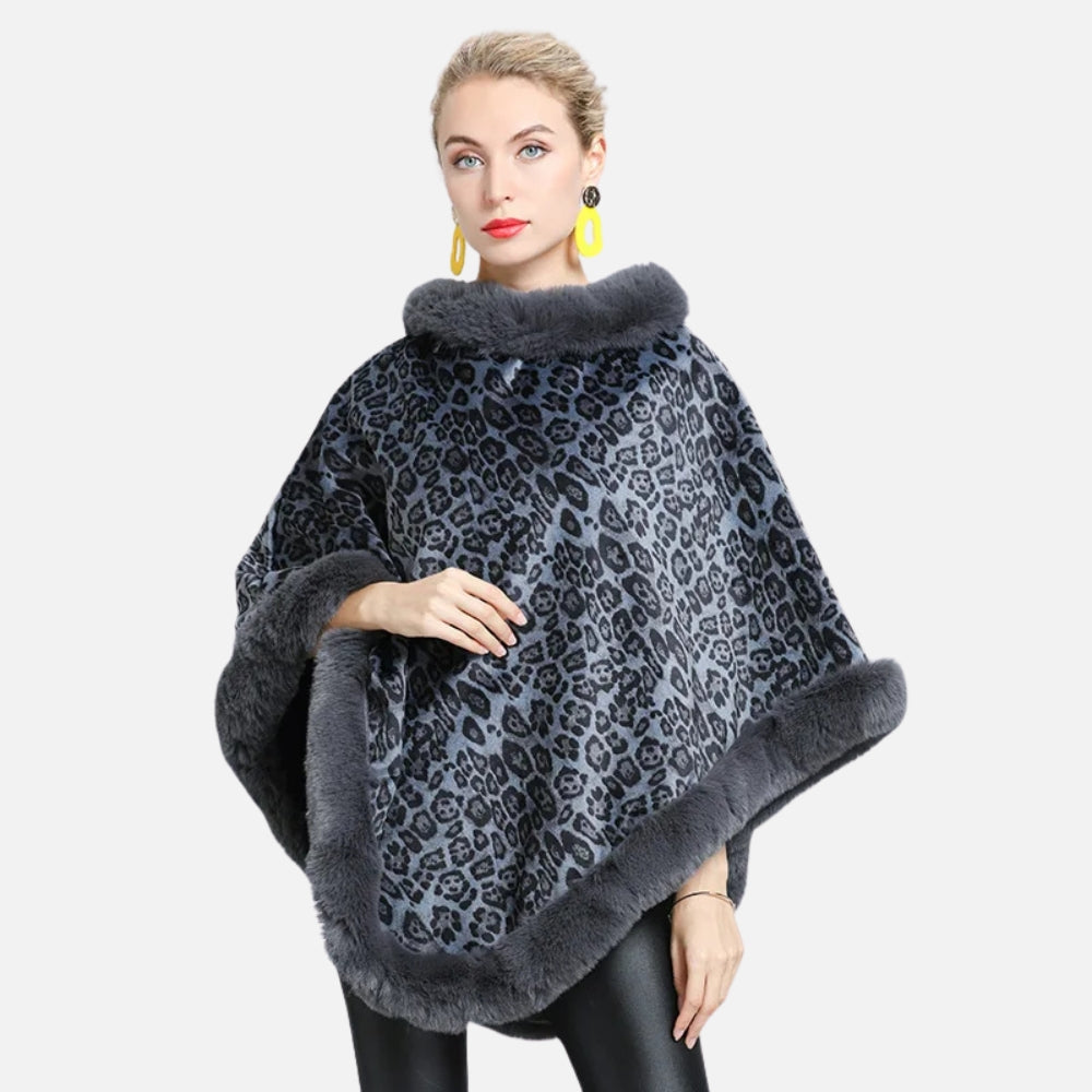 Femme portant cape poncho léopard gris avec col fourrure et bordures assorties