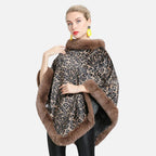 Femme portant cape poncho léopard marron avec col et bordure en fourrure, boucles d'oreilles jaunes