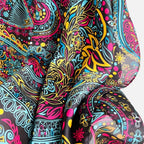 Cape poncho femme col rond motif cachemire multicolore rose bleu jaune portée