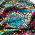 Cape poncho femme multicolore motif cachemire détaillé sur fond noir, vue à plat