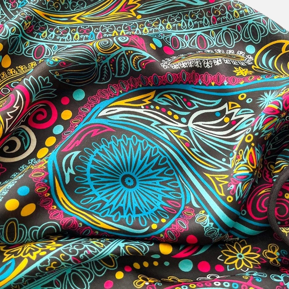 Cape poncho femme multicolore motif cachemire détaillé sur fond noir, vue à plat